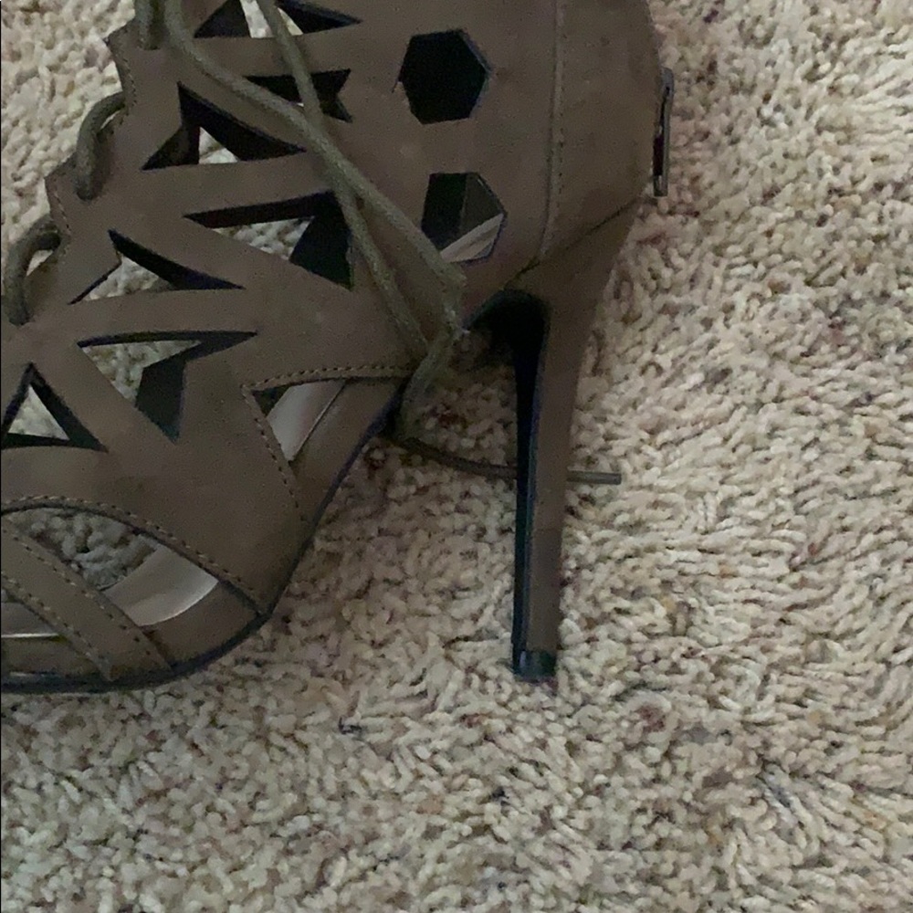 Heels - Picture 2 of 4